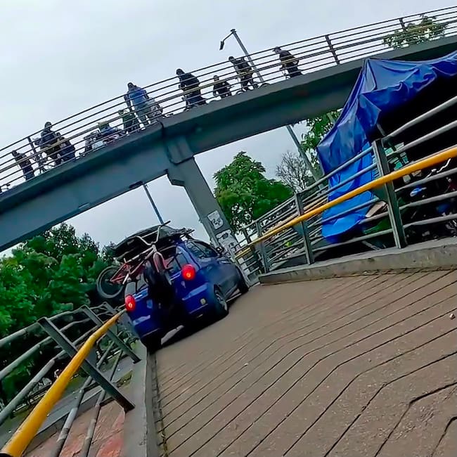 Autoridades identificaron al vehículo azul que subió a un puente peatonal en Bogotá