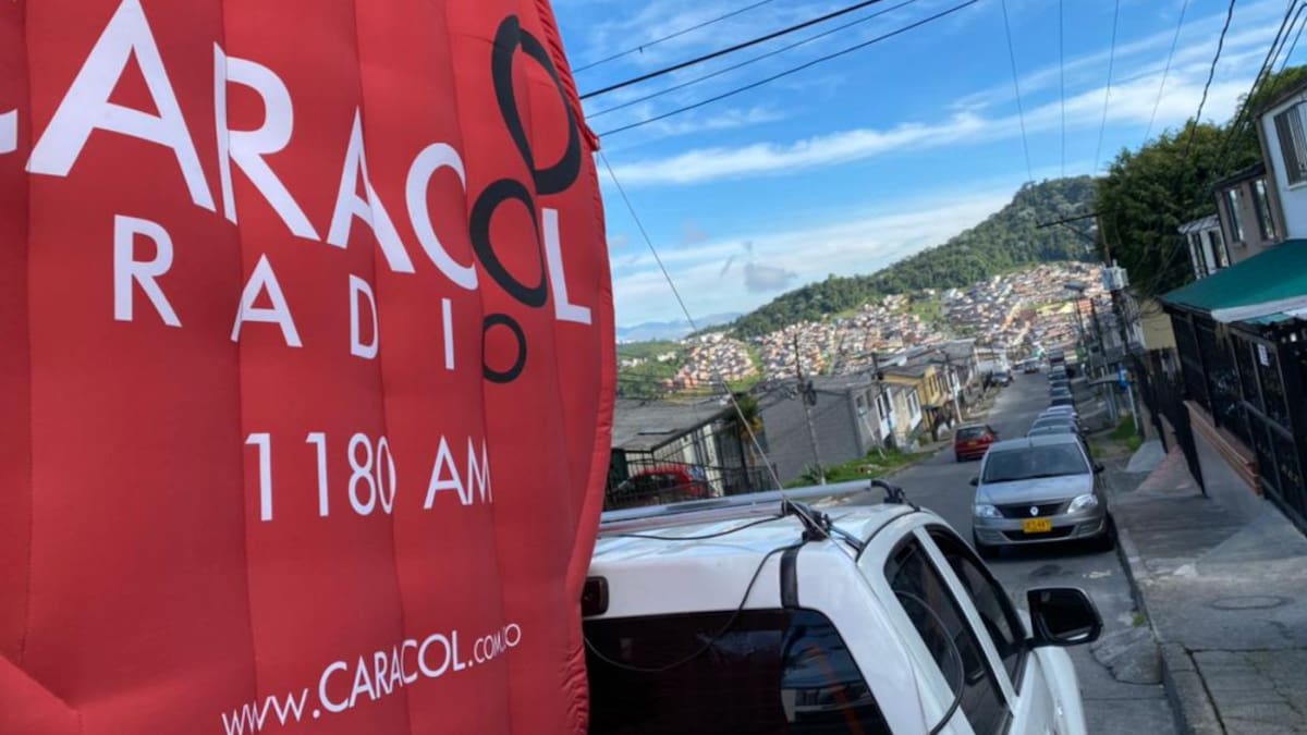 En La Carola denuncian parqueo de vehículos a lado y lado de la vía