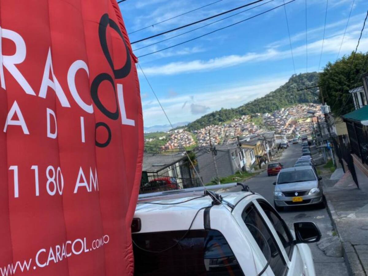 En La Carola denuncian parqueo de vehículos a lado y lado de la vía