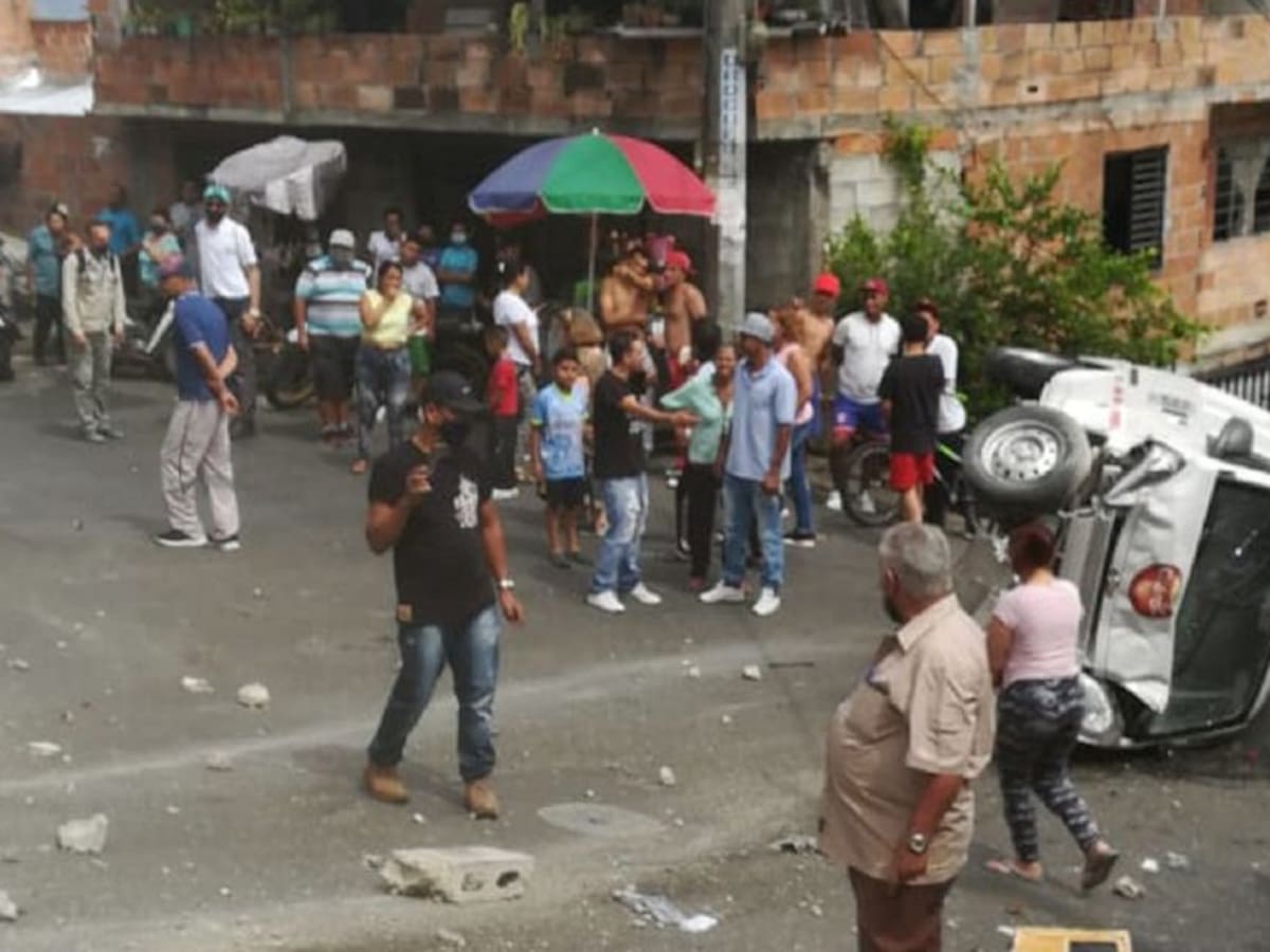 Un bus sin frenos ocasionó un choque múltiple en el barrio París de Bello
