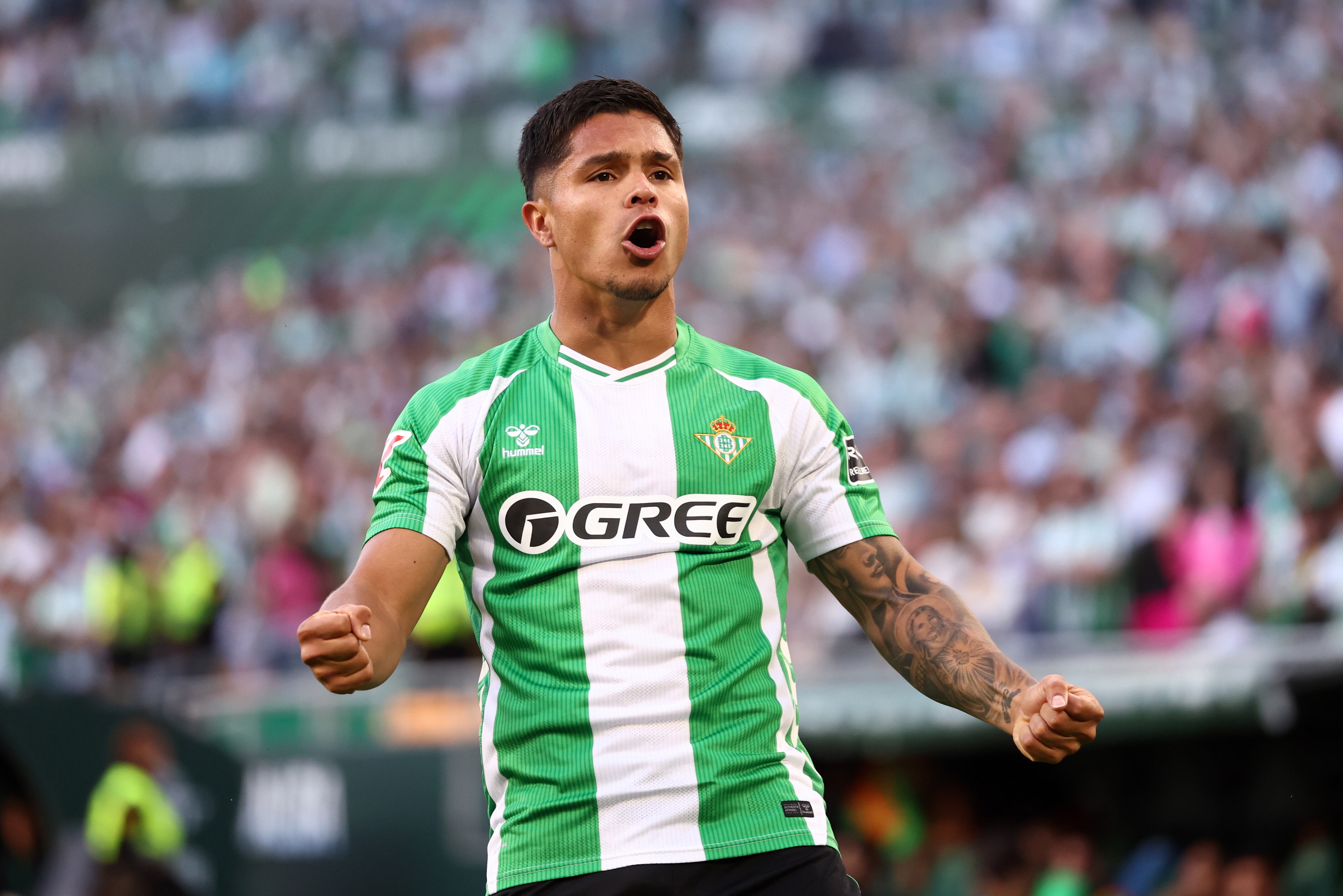 Juan Camilo Hernández festeja su gol ante el Elche. (Photo by Fran Santiago/Getty Images)