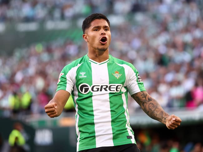 Juan Camilo Hernández festeja su gol ante el Elche. (Photo by Fran Santiago/Getty Images)