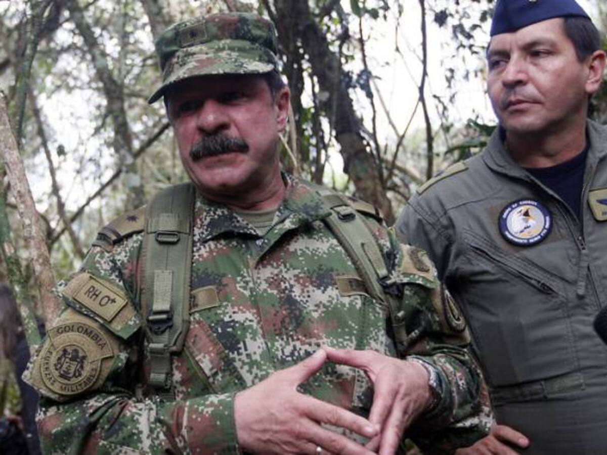 Piden al general Flórez explicar cargos de sus hijos en el Gobierno