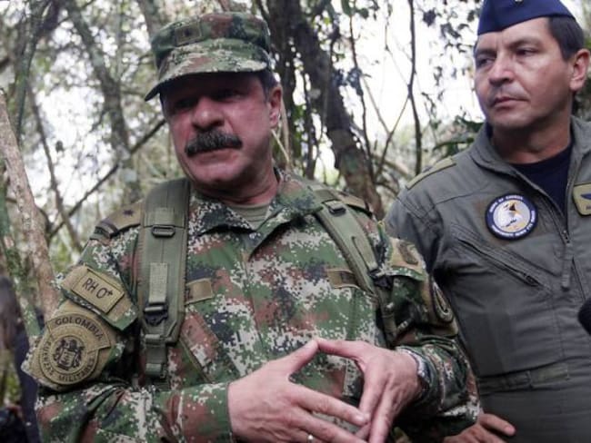 Piden al general Flórez explicar cargos de sus hijos en el Gobierno