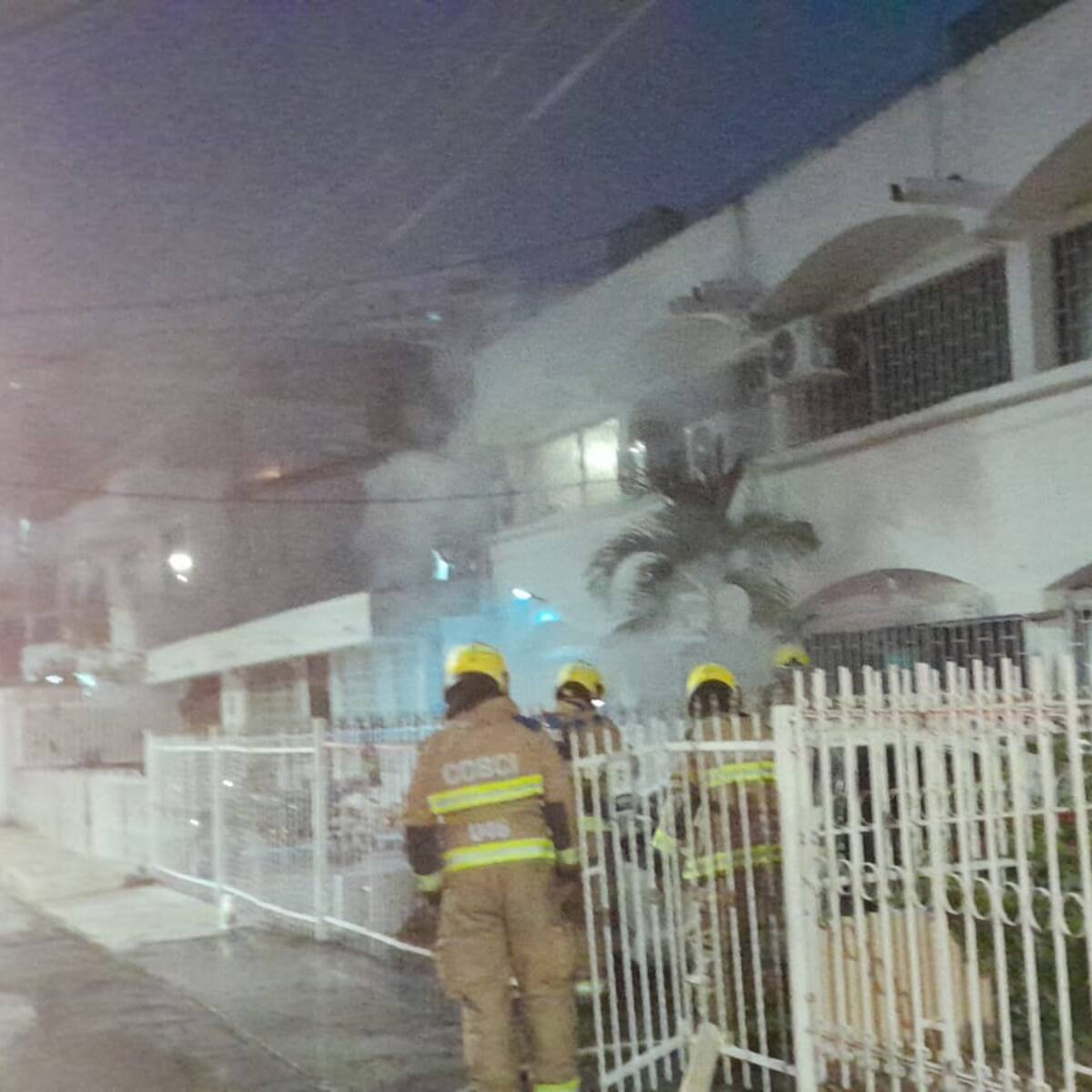 Vehículo resultó incinerado en el barrio Pie de la Popa