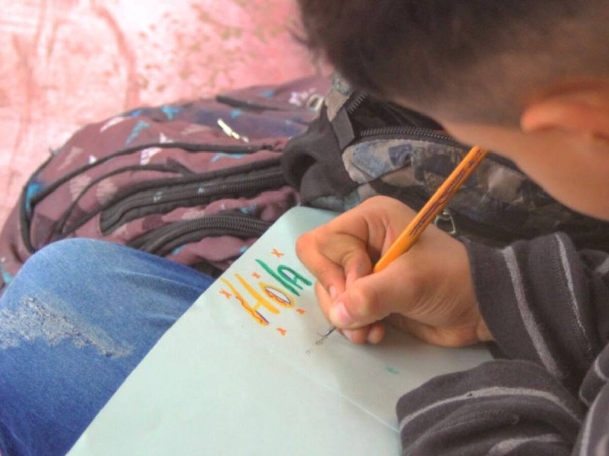 50 niños entregan cartas a pacientes con COVID-19 en hospital de Medellín