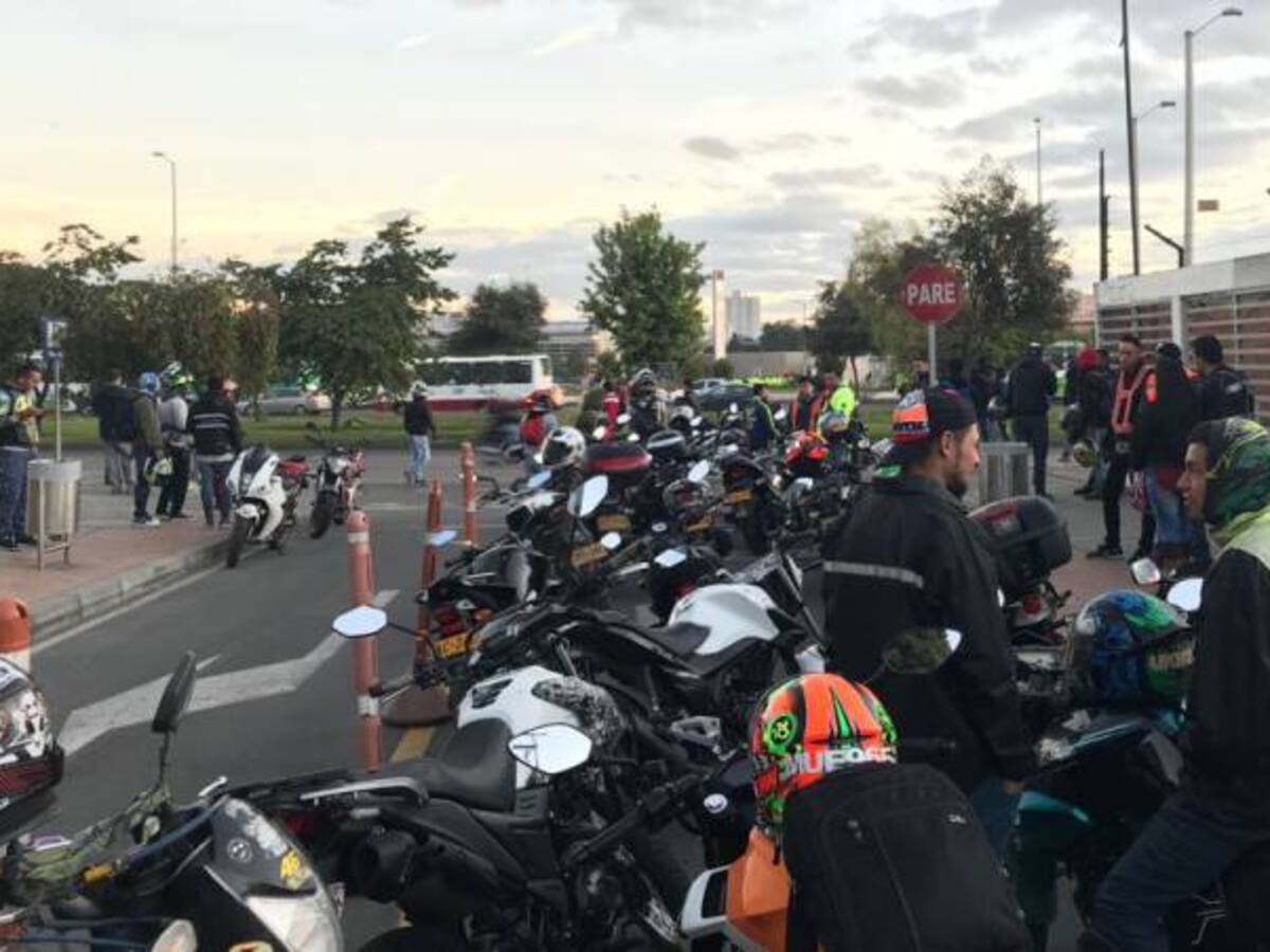 Moteros bloquean movilidad para rechazar restricción de parrillero