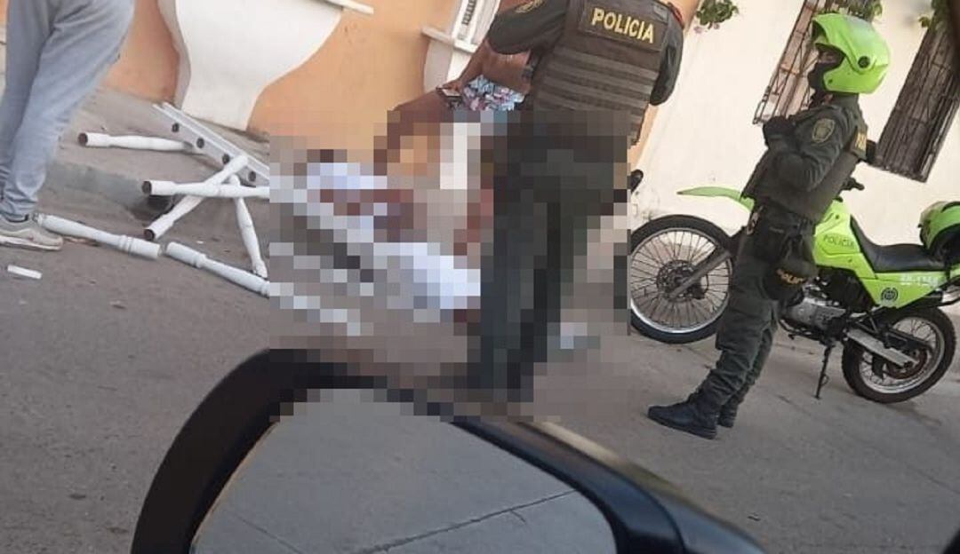 Al parecer, el balcón donde se encontraba cedió por su peso cuando departía en un inmueble