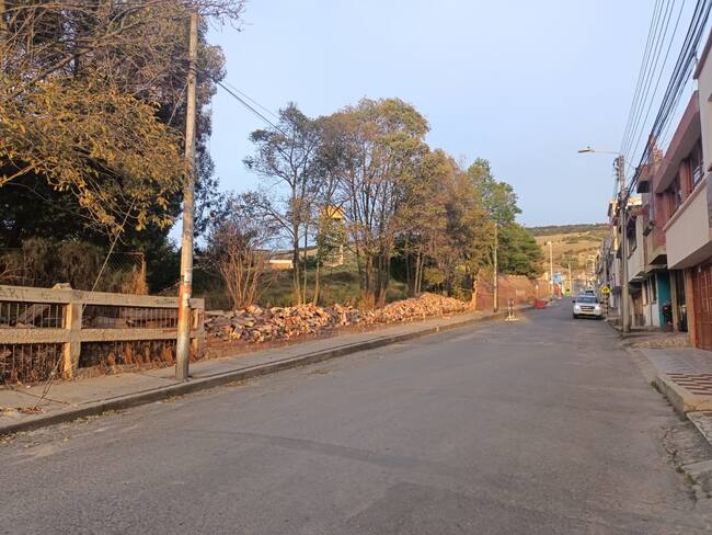 Muro colapsado en el Instituto Nacional de Enseñanza Media (INEM) / Caracol Radio