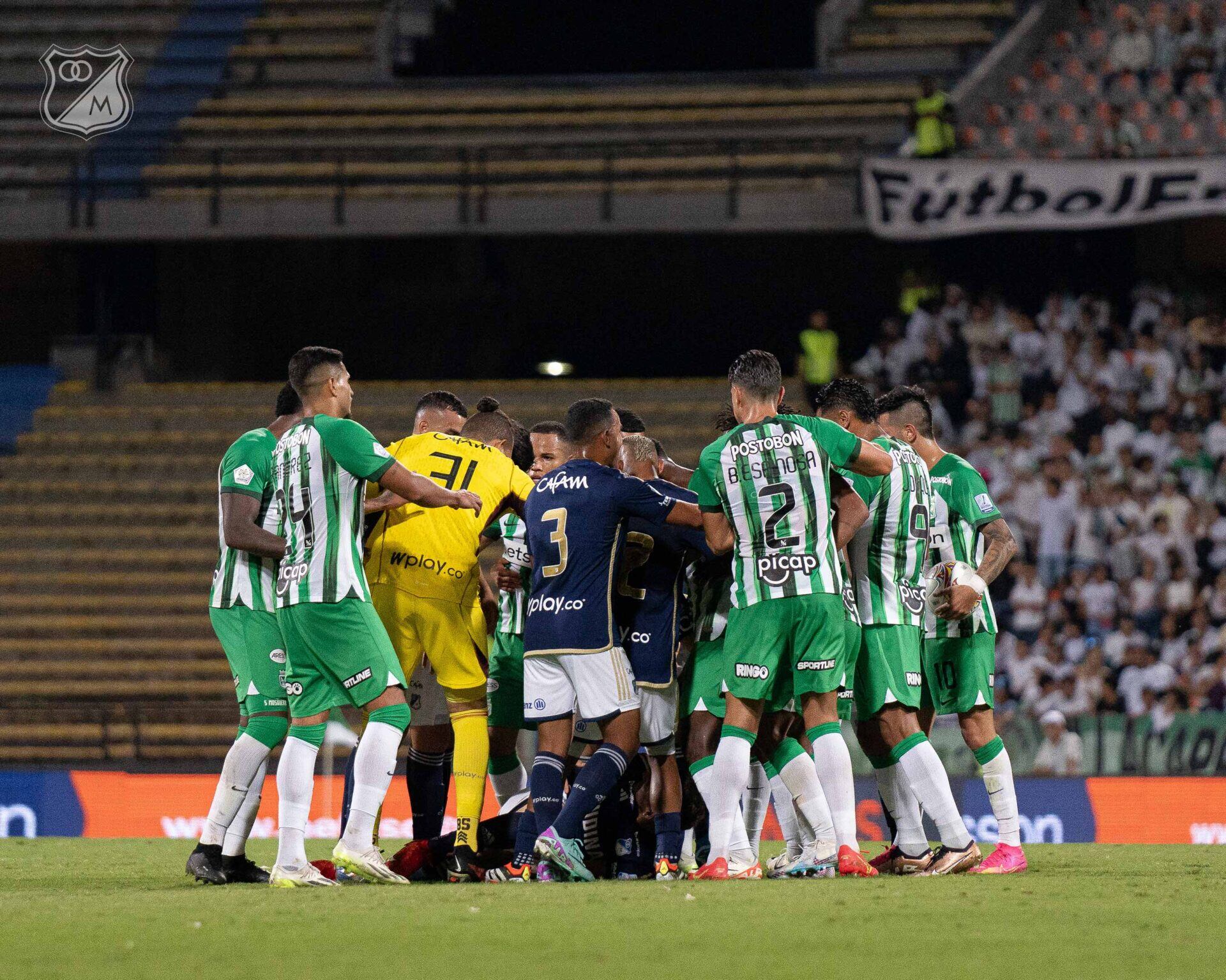 Álvaro Montero discute con los jugadores de Atlético Nacional / Millonarios.
