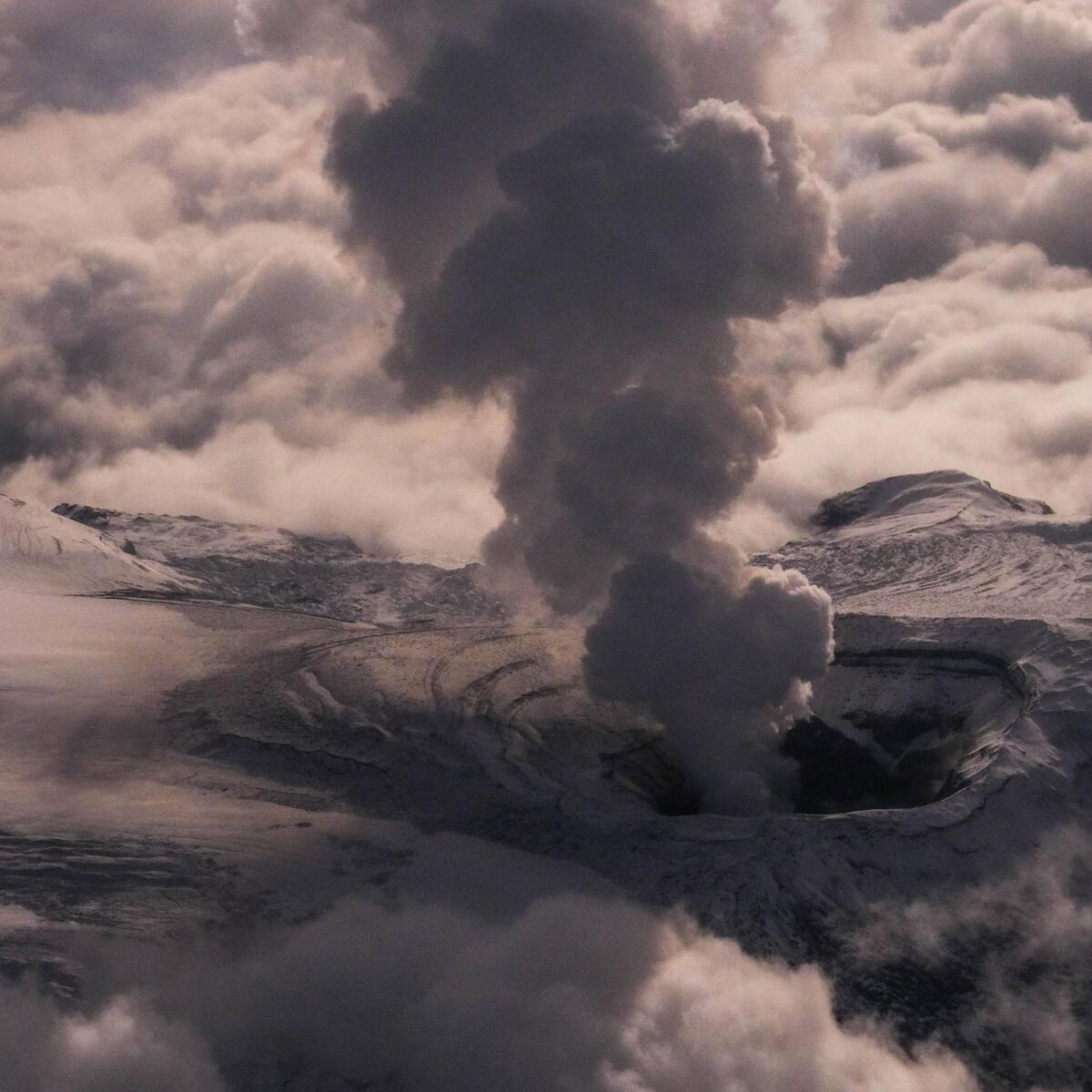 Volcán Nevado del Ruiz: ¿De qué se trata la inusual luz roja que emitió? SGC aclara la duda