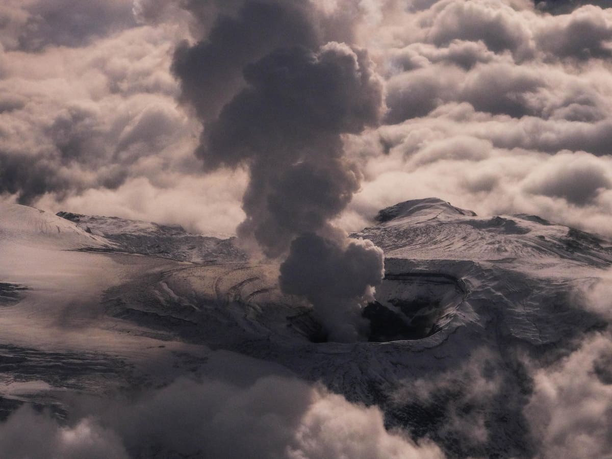 Volcán Nevado del Ruiz: ¿De qué se trata la inusual luz roja que emitió? SGC aclara la duda