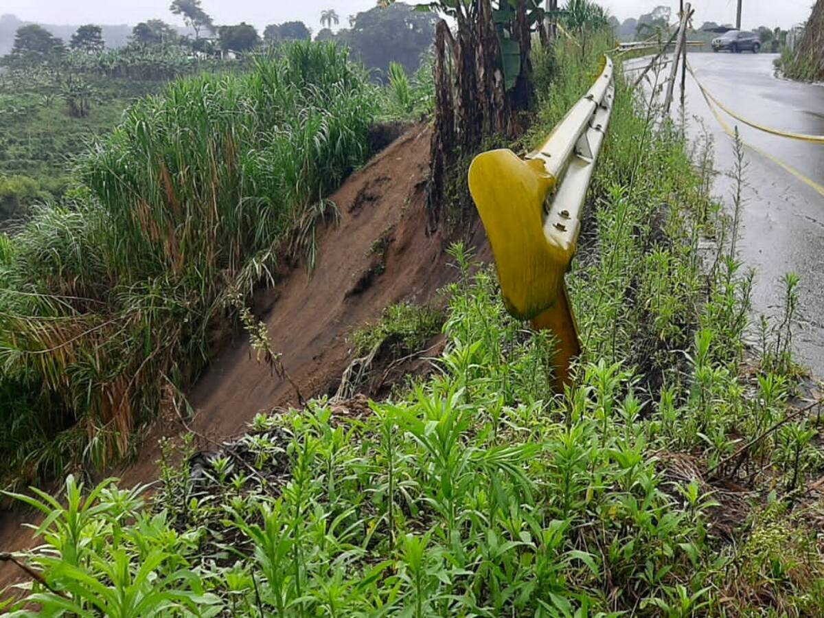 Riesgo de pérdida de banca en vía Filandia-Quimbaya debido a las fuertes lluvias