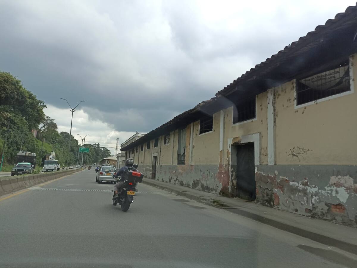 Hurtos, atracos y vandalismo en la vía de la antigua estación de ferrocarril en Armenia