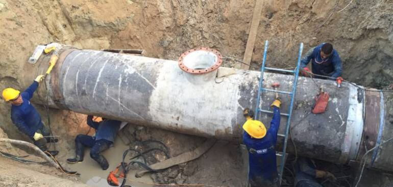 Operarios de la Triple A durante trabajos de reparación.