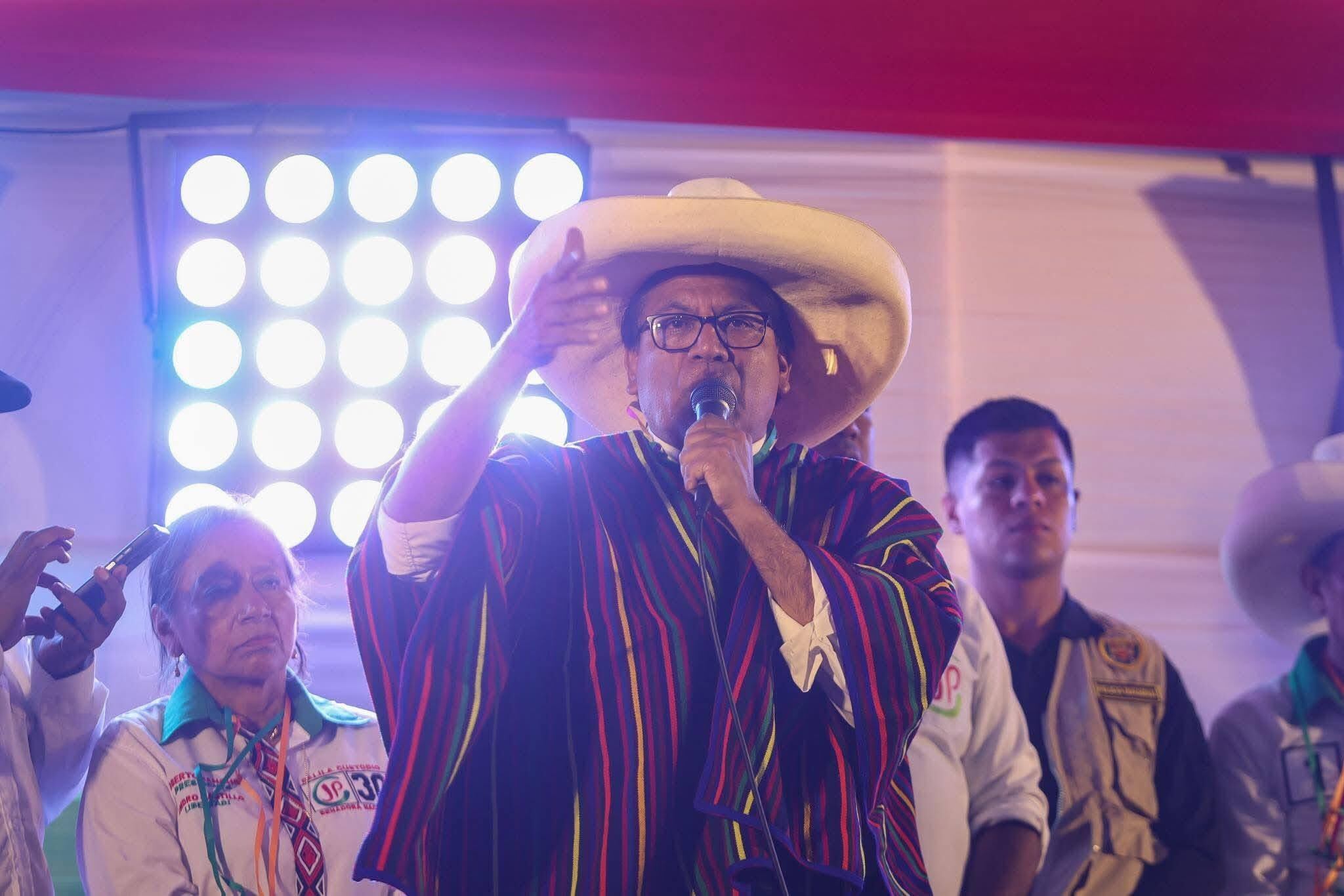 Redes sociales de Roberto Sánchez.