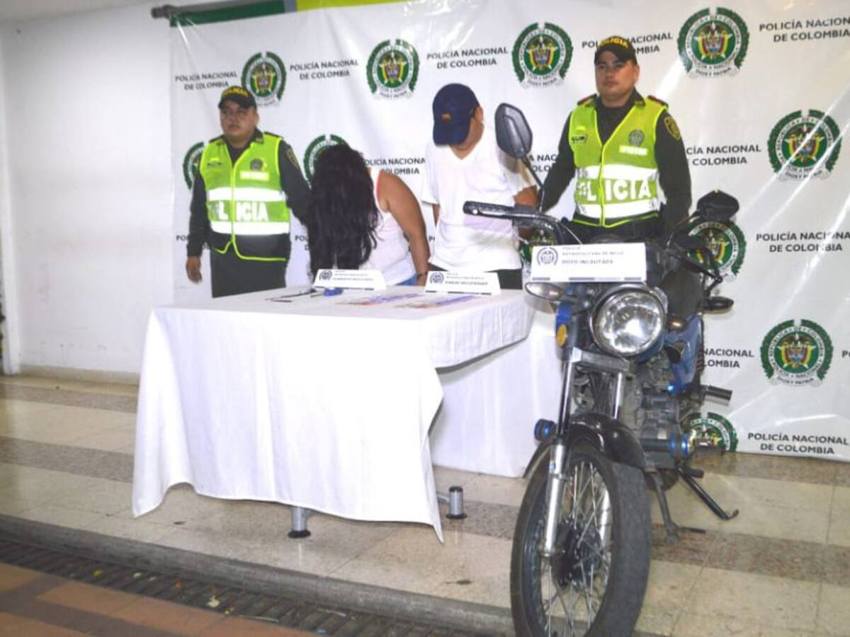Capturan a pareja que sacaba dinero ilegal en un cajero automático