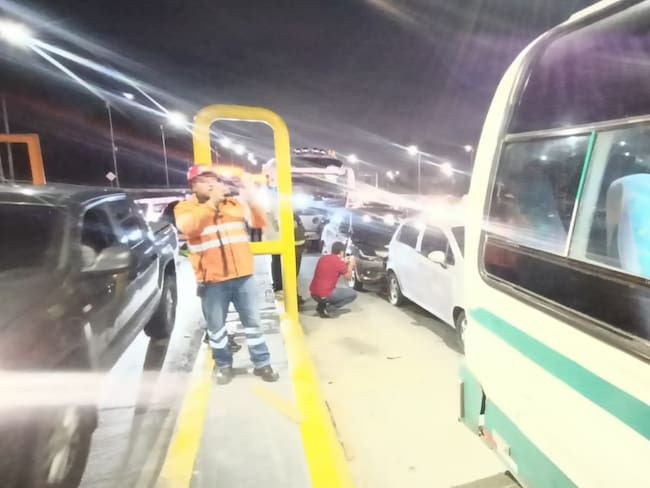 Choque múltiple en peaje Los Andes de la Autonorte de Bogotá: tres carros y dos buses involucrados