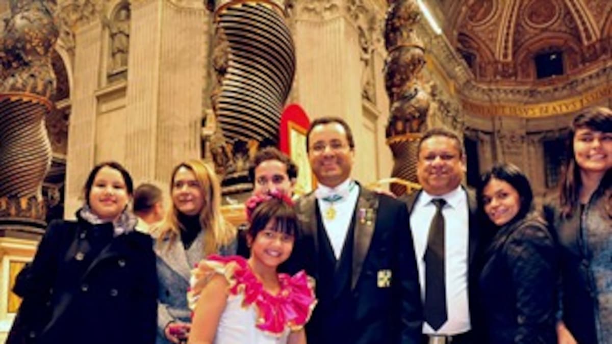 Nhora Valentina portó bandera de Colombia en misa precedida por Benedicto XVI