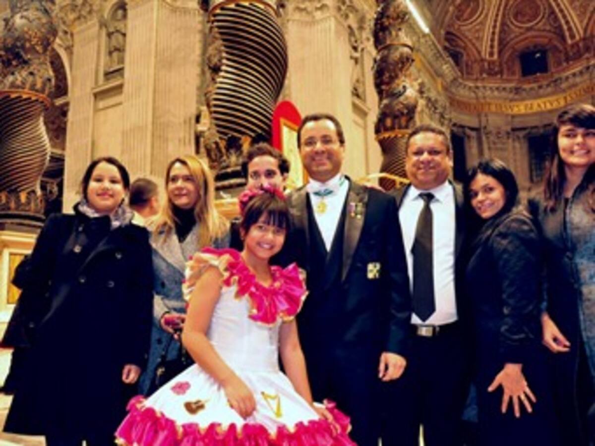 Nhora Valentina portó bandera de Colombia en misa precedida por Benedicto XVI