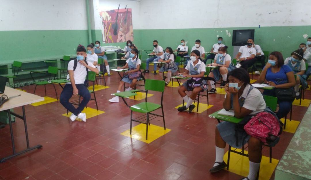 Una de las ramas secas de uno de los árboles de caucho cayó sobre una de las aulas de clase rompiendo techo, cielo raso y muebles
