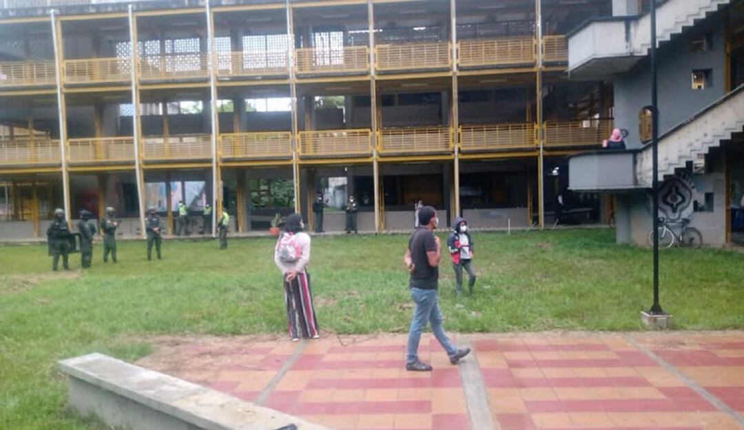 Proceso de desalojo de los estudiantes