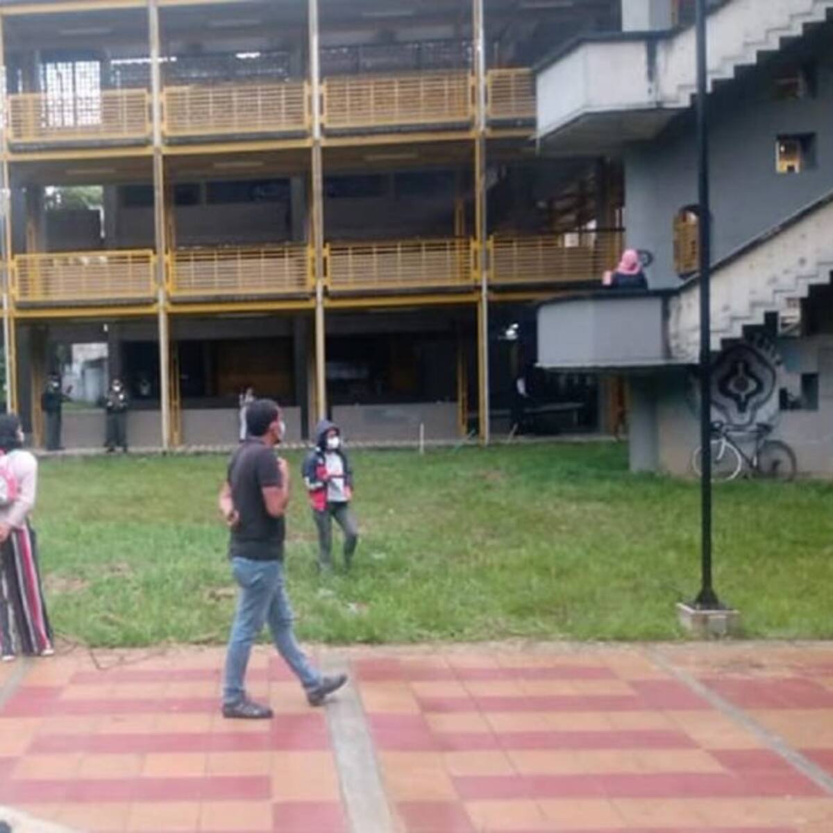 Policía desaloja estudiantes de Univalle que tenían campamento