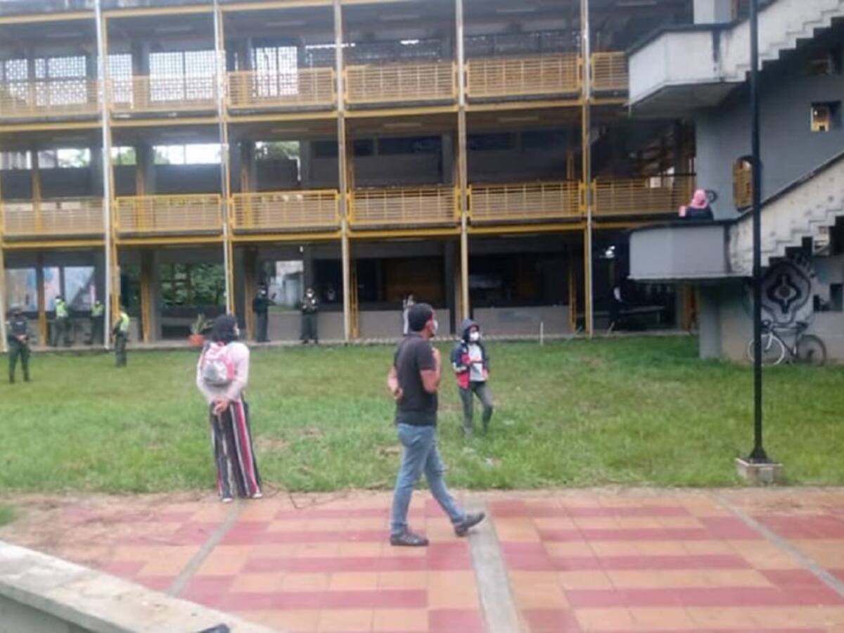 Policía desaloja estudiantes de Univalle que tenían campamento
