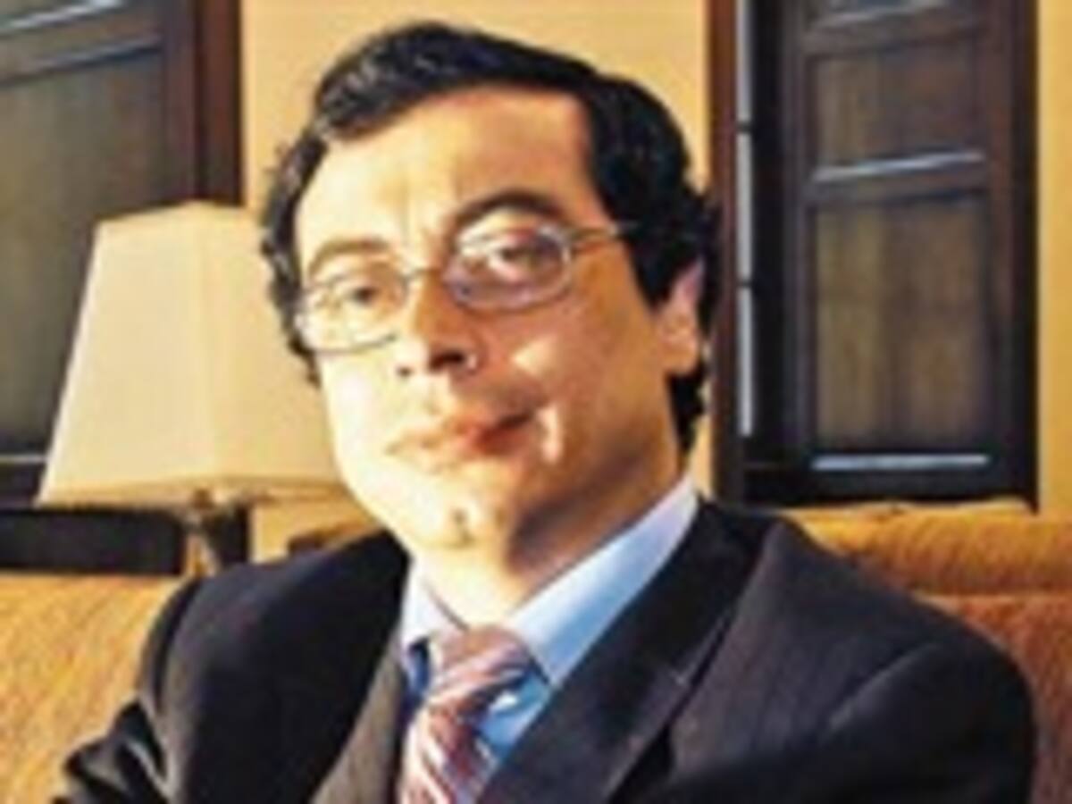 Senador Gustavo Petro, aspirante a la presidencia de la República por el Polo Democrático, expresa que todo se debe dividir en una consulta abierta del partido político