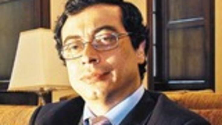 Senador Gustavo Petro, aspirante a la presidencia de la República por el Polo Democrático, expresa que todo se debe dividir en una consulta abierta del partido político