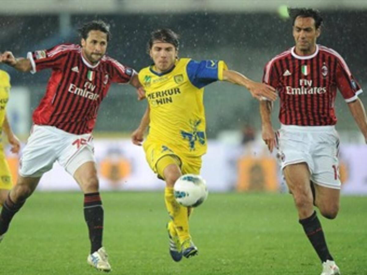 Milan retoma el liderato de la Liga italiana de fútbol