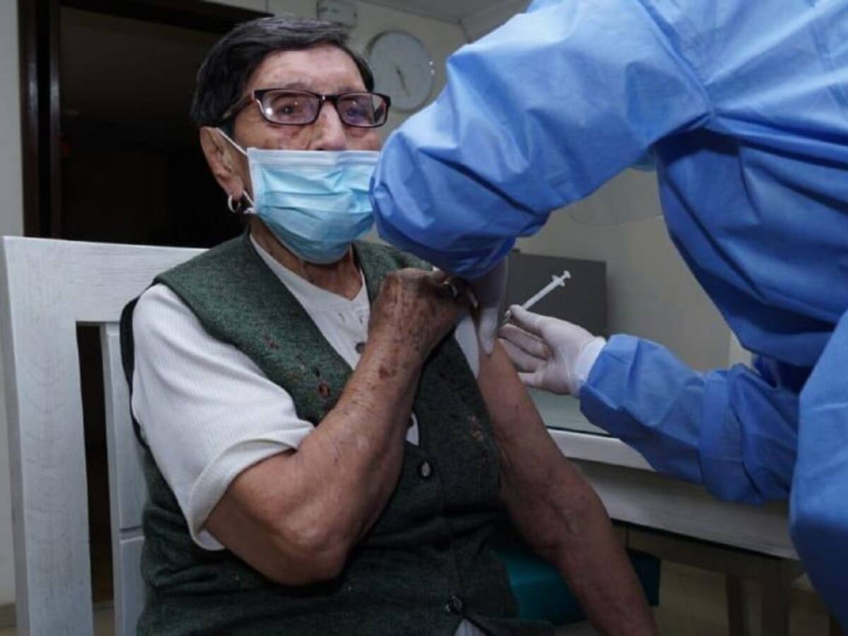 Chipaque le apuesta a los espacios novedosos para vacunar adultos mayores