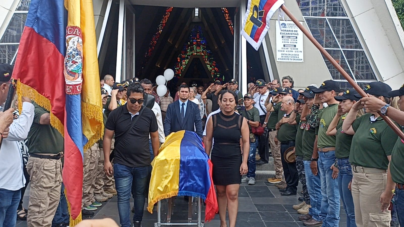 Con honores militares se cumplió el sepelio del sargento retirado y taxista Miguel Marino Plaza, asesinado en Armenia. Foto: Adrián Trejos