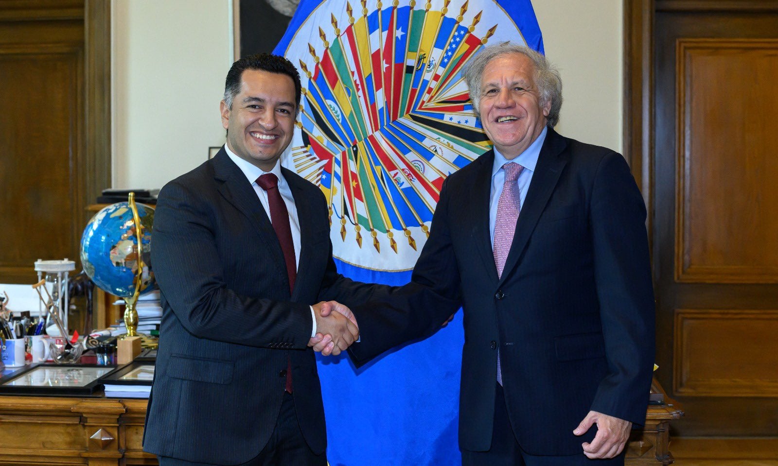 Secretario de transparencia de Colombia, Andrés Idárraga, y el secretario general de la OEA, Luis Almagro.