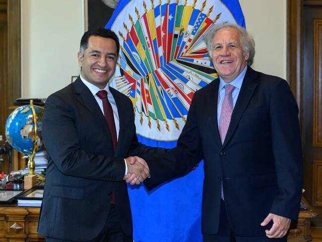 Secretario de transparencia de Colombia, Andrés Idárraga, y el secretario general de la OEA, Luis Almagro.