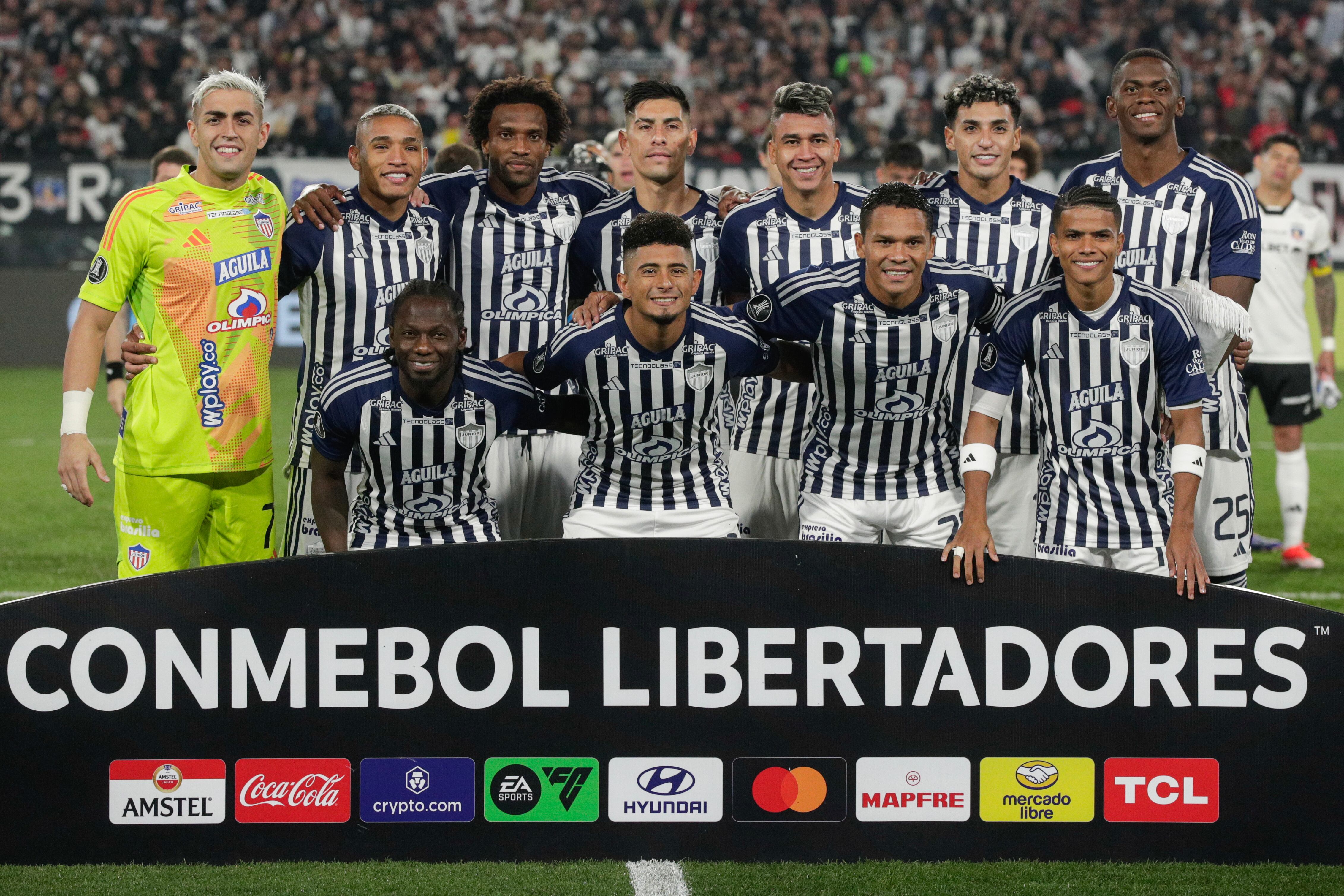 AMDEP4390. SANTIAGO (CHILE), 13/08/2024.- Jugadores de Junior forman este martes, en un partido de ida de octavos de final de la Copa Libertadores entre Colo Colo y Junior en el estadio Monumental en Santiago (Chile). EFE/ Elvis González