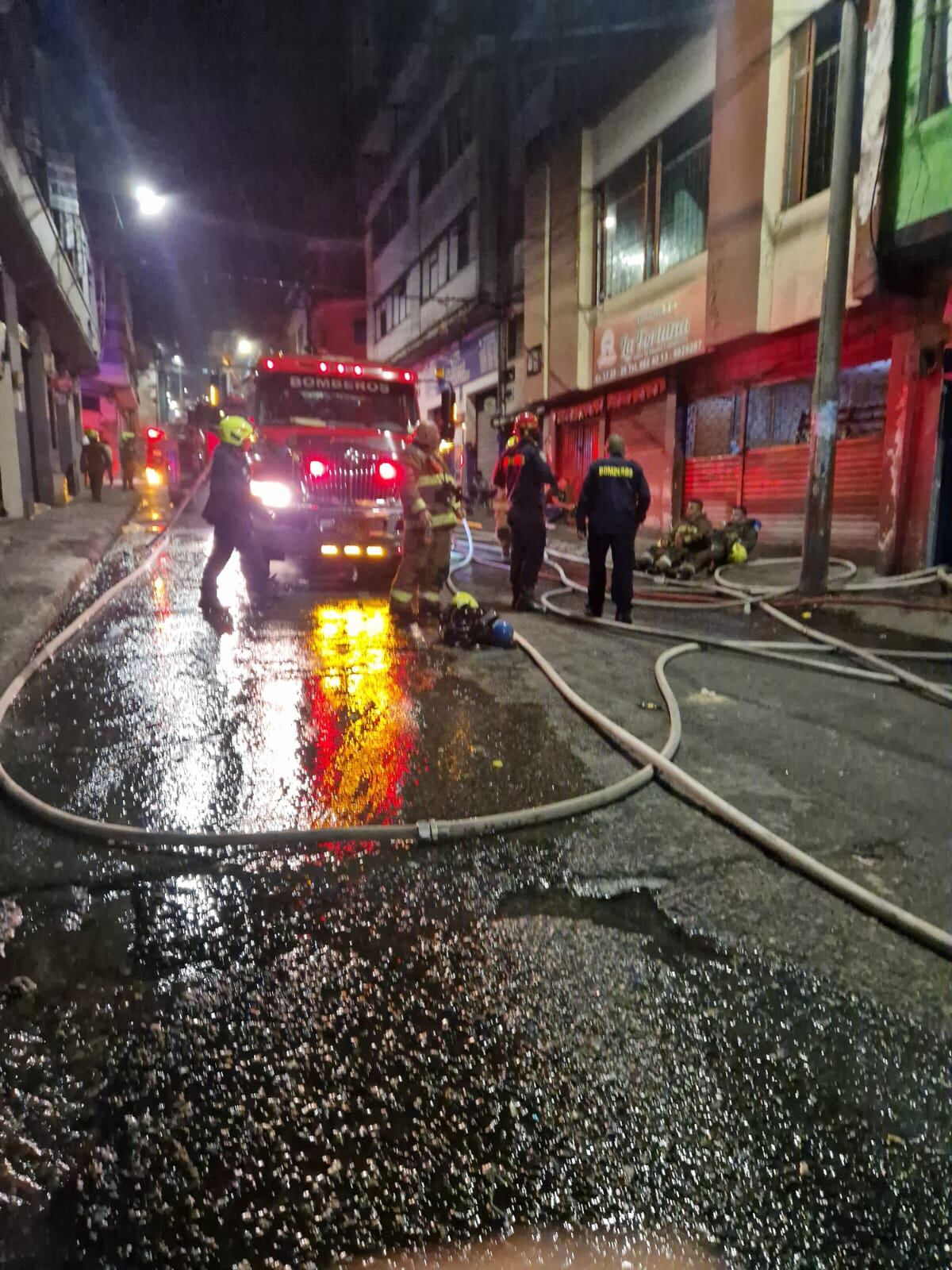 El incendio sucedió en la madrugada del martes 21 de enero en el sector popular de la Galería. Foto: Cuerpo Oficial de Bomberos de Manizales.