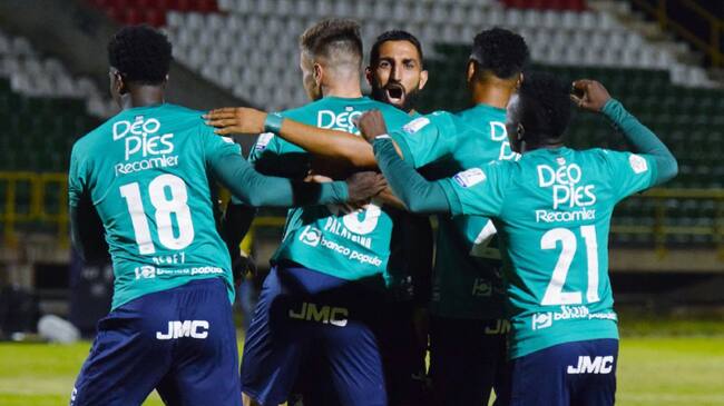 Los jugadores del Deportivo Cali festejan el gol de Agustín Palavecino.