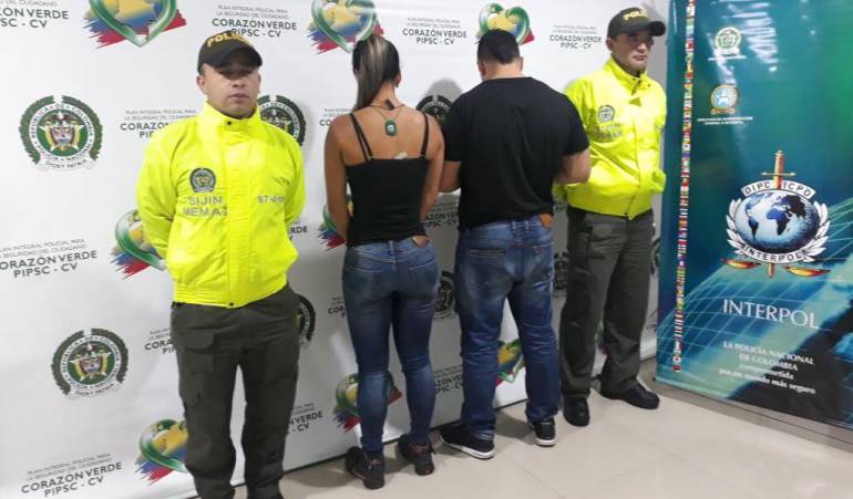 Pareja capturada cin circular roja de Interpol