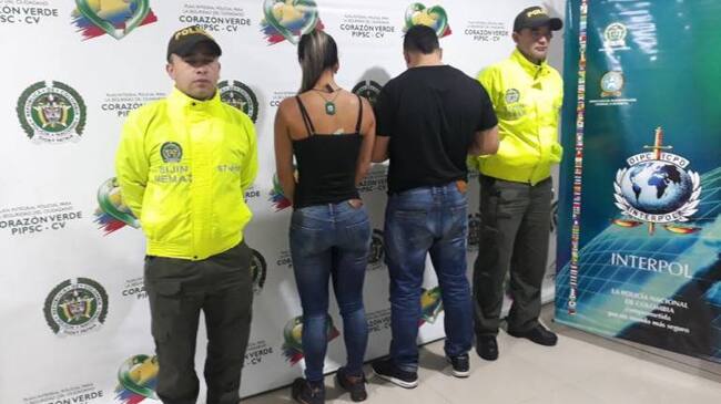 Pareja capturada cin circular roja de Interpol