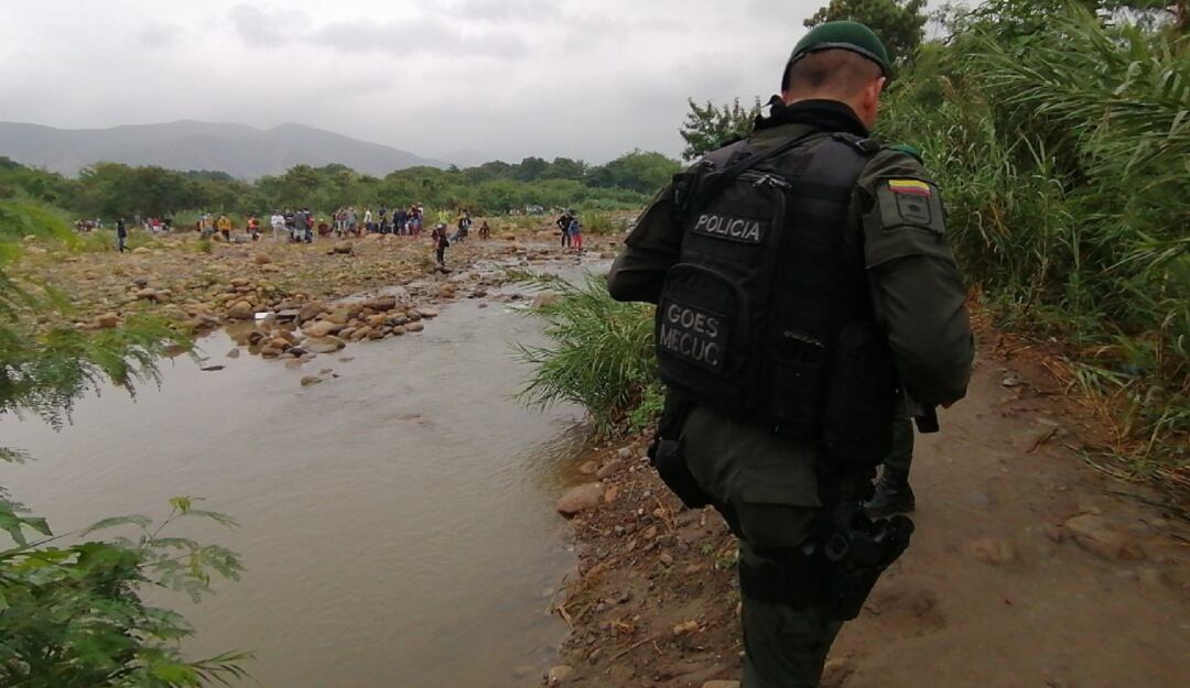 Migrantes venezolanos entrando a Colombia