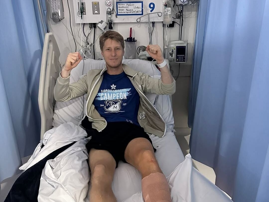 Andrés Llinás, tras la cirugía por la fractura en la pierna izquierda / Instagram: Andrés Llinás.