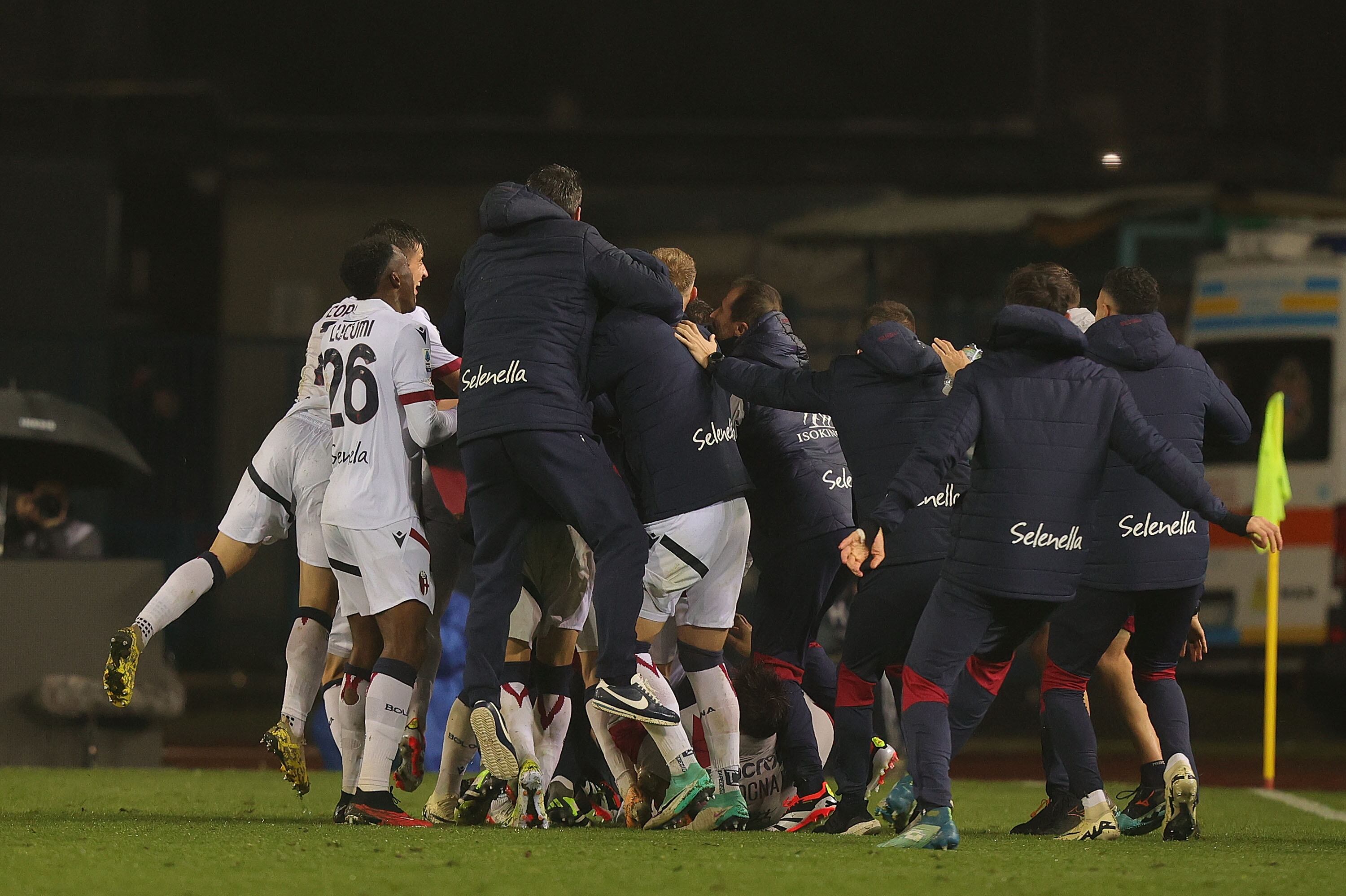 John Janer Lucumí celebra junto a sus compañeros el gol de la victoria ante el Empoli. (Photo by Gabriele Maltinti/Getty Images)