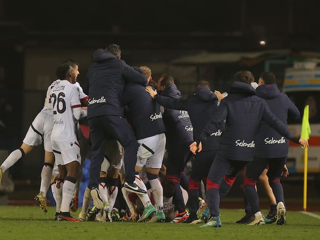 John Janer Lucumí celebra junto a sus compañeros el gol de la victoria ante el Empoli. (Photo by Gabriele Maltinti/Getty Images)
