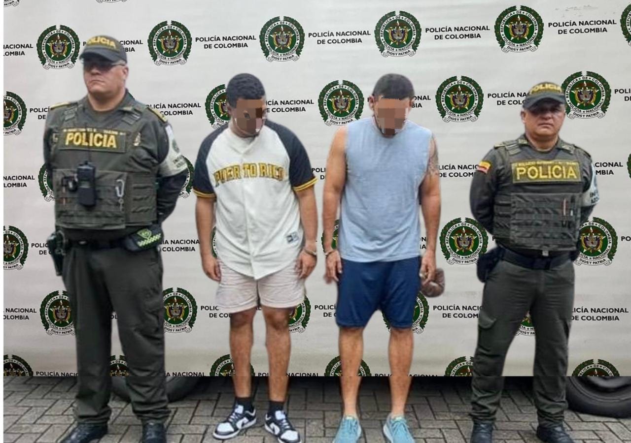 Dominicano y estadounidense capturados por pactar encuentro sexual con menor de 14 años en Medellín. Foto: Policía Meval.