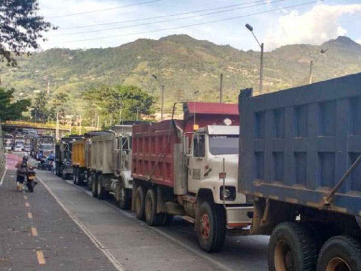 Cooperativa de volqueteros en Tibú denuncian incumplimientos de contratista