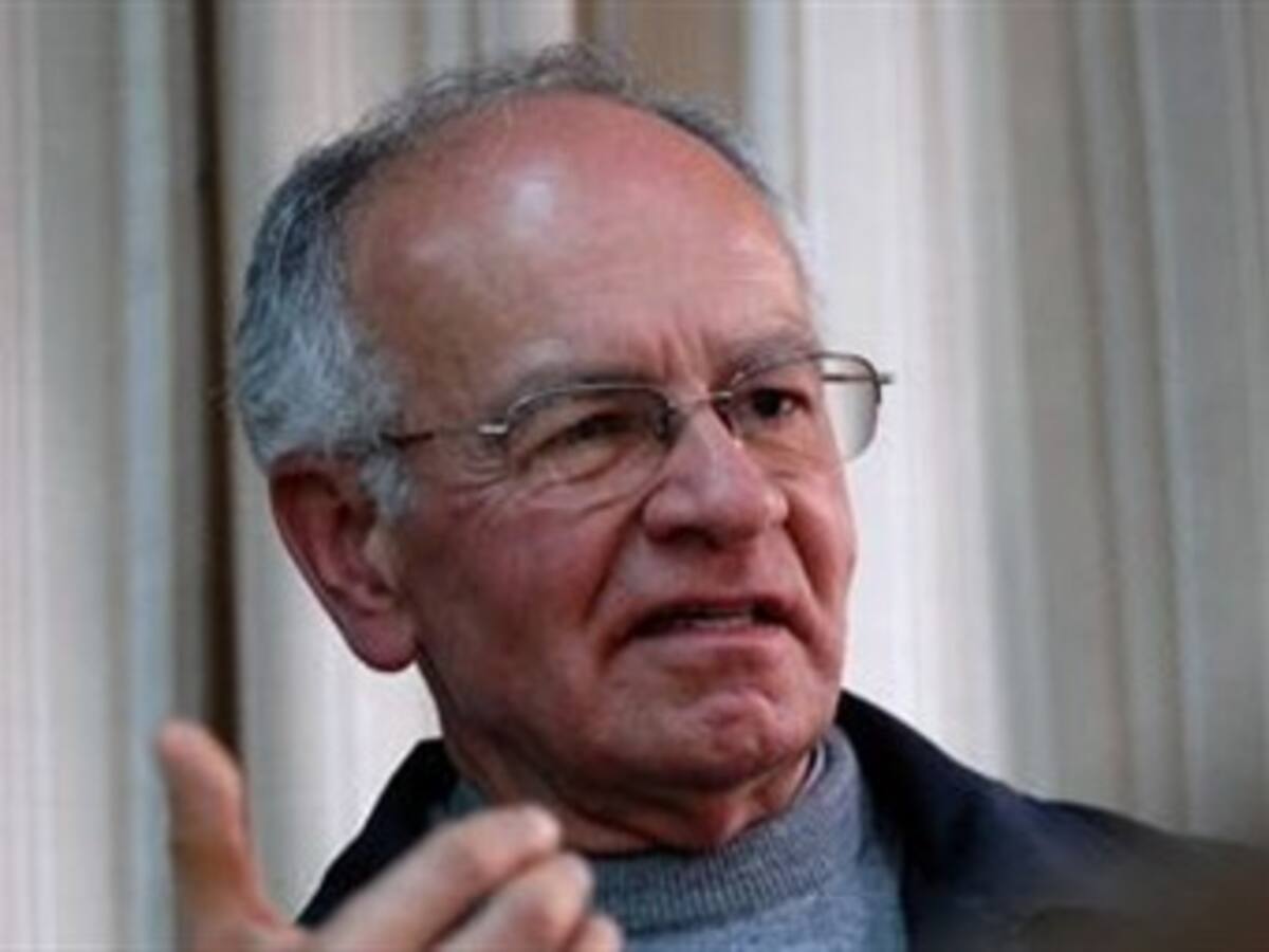 El padre Javier Giraldo reconoce que contactó al Mayor Meneses con Nobel de Paz