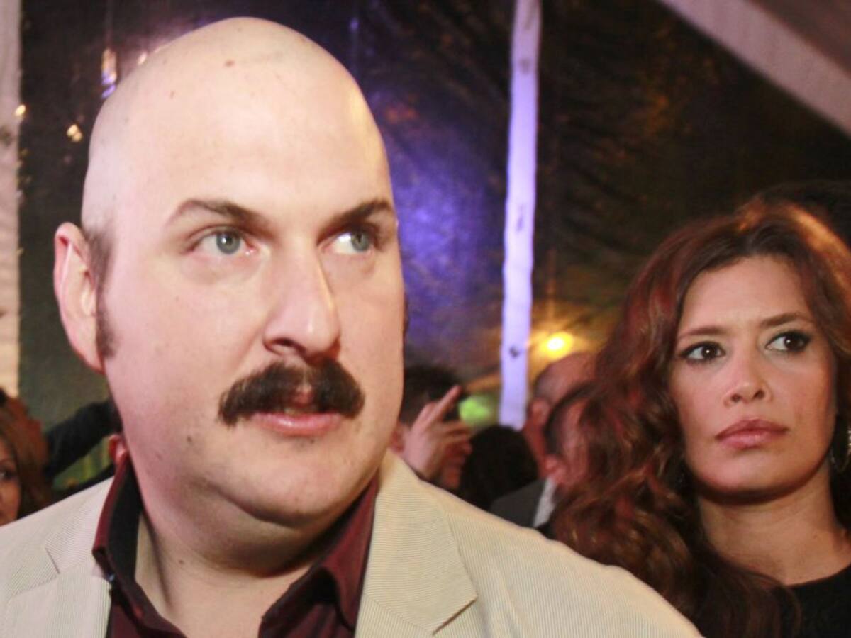 En pleno metro Andrés Parra pilló a joven viendo su famosa serie