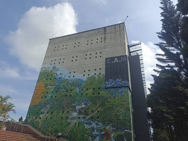 El hermoso mural pintado en la fachada de la alcaldía de Armenia. Foto Adrián Trejos