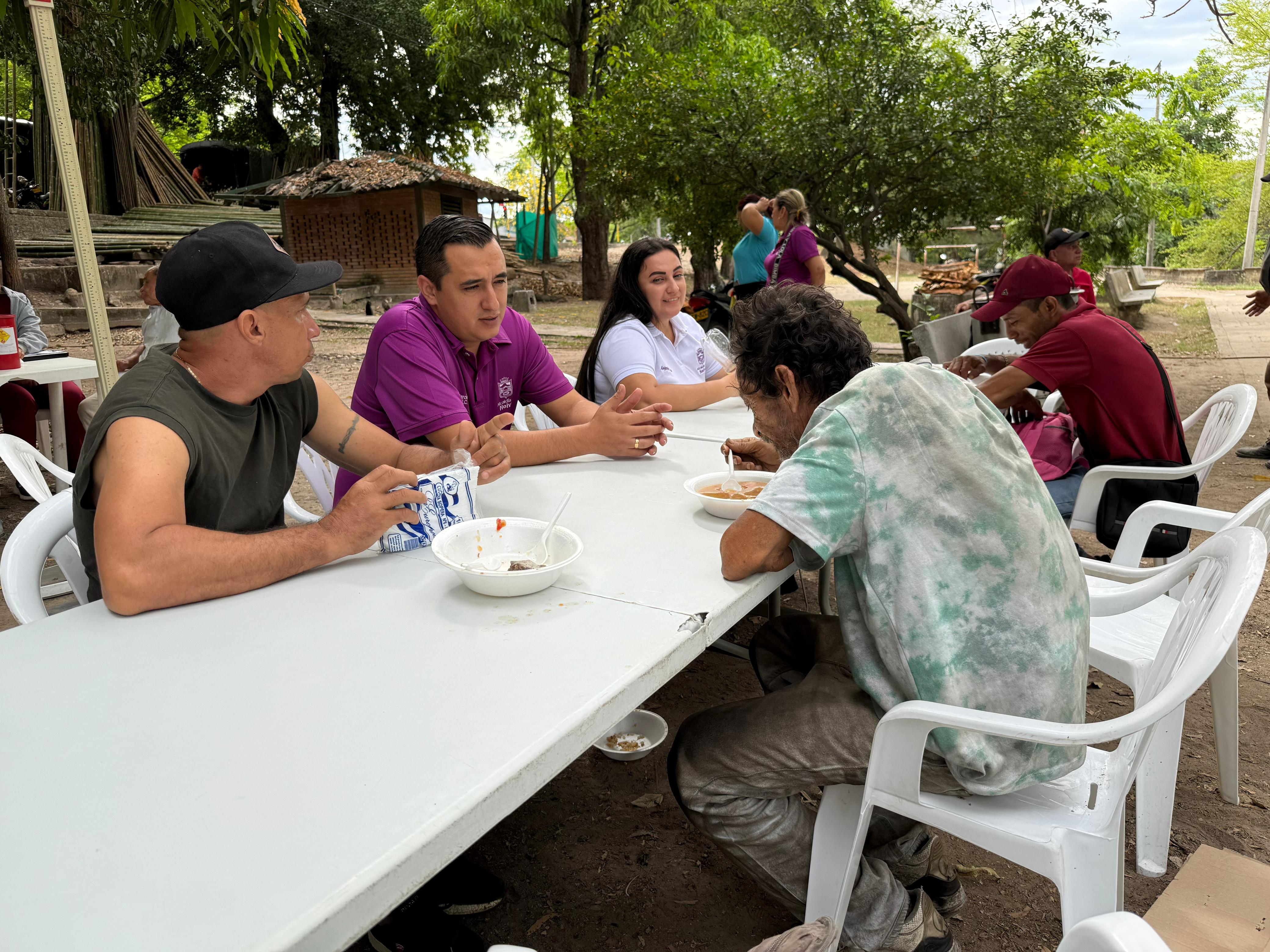 En algunos casos, los parientes los dejan en abandono. Foto Alcaldía Neiva.
